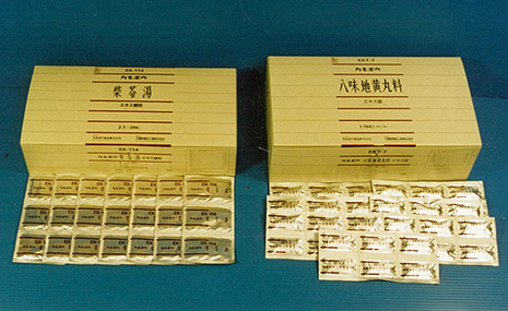 「カネボウ」商標の柴苓湯と八味地黄丸